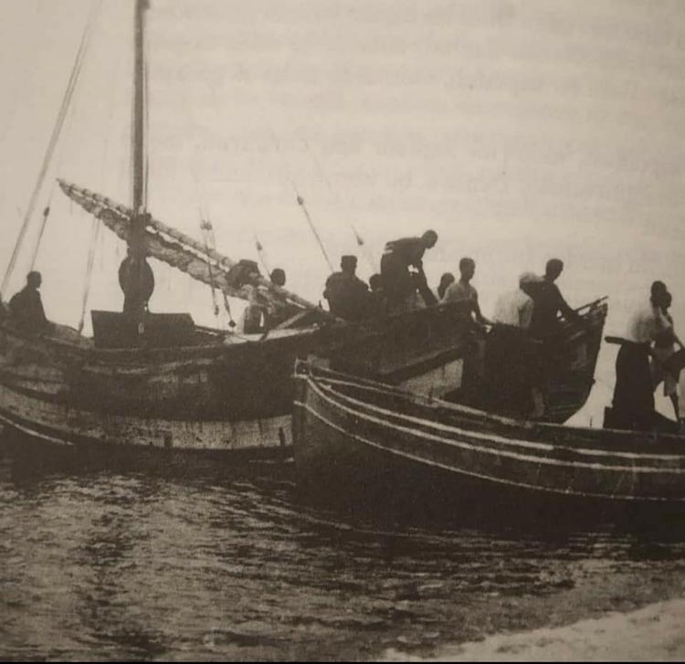 Tarlası Karadeniz olan Beşikdüzü Köy Enstitüsü öğrencileri denizde...
